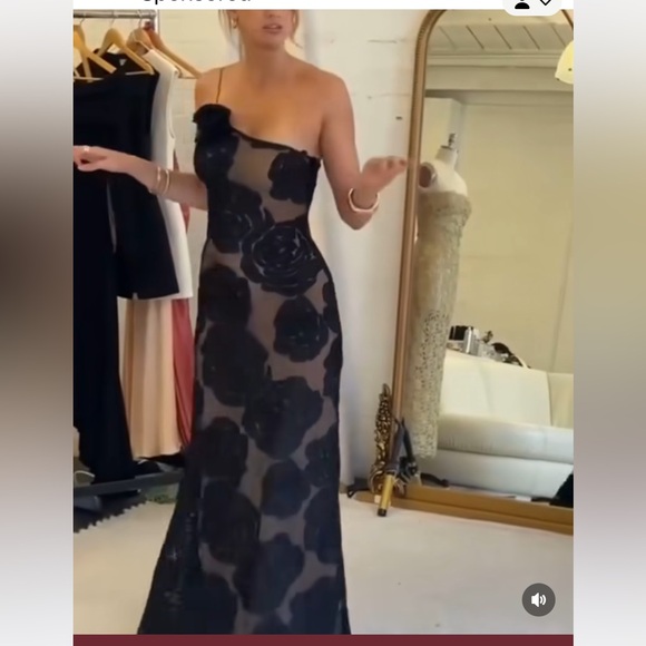 Luxe Glamour, size Medium - Picture 1 of 3